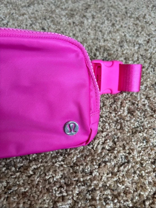 Lululemon Everywhere Belt Bag 1L in Sonic Pink - Picture 2 of 8